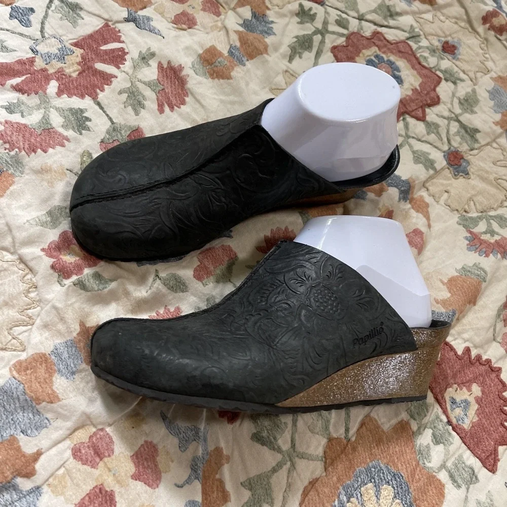 Papillio Birkenstock 39/8 Dana Black Embossed Floral Wedge Clogs Western Boho